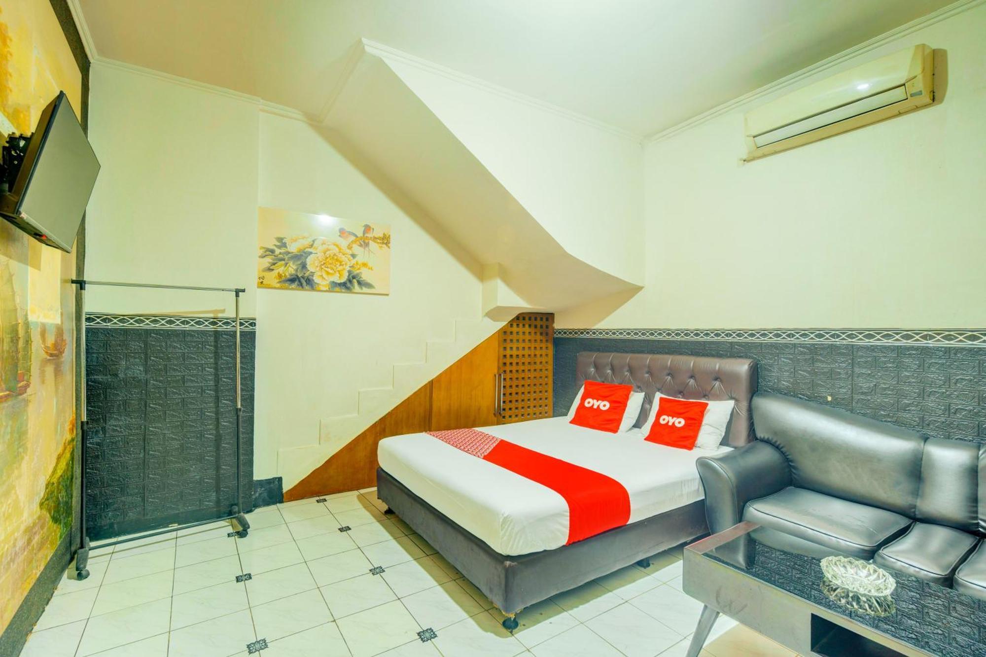 Oyo 93132 Modom Homestay Near Rs Islam Jakarta Pondok Kopi Buitenkant foto
