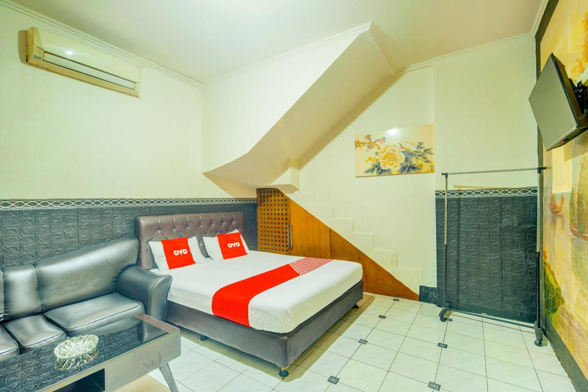 Oyo 93132 Modom Homestay Near Rs Islam Jakarta Pondok Kopi Buitenkant foto