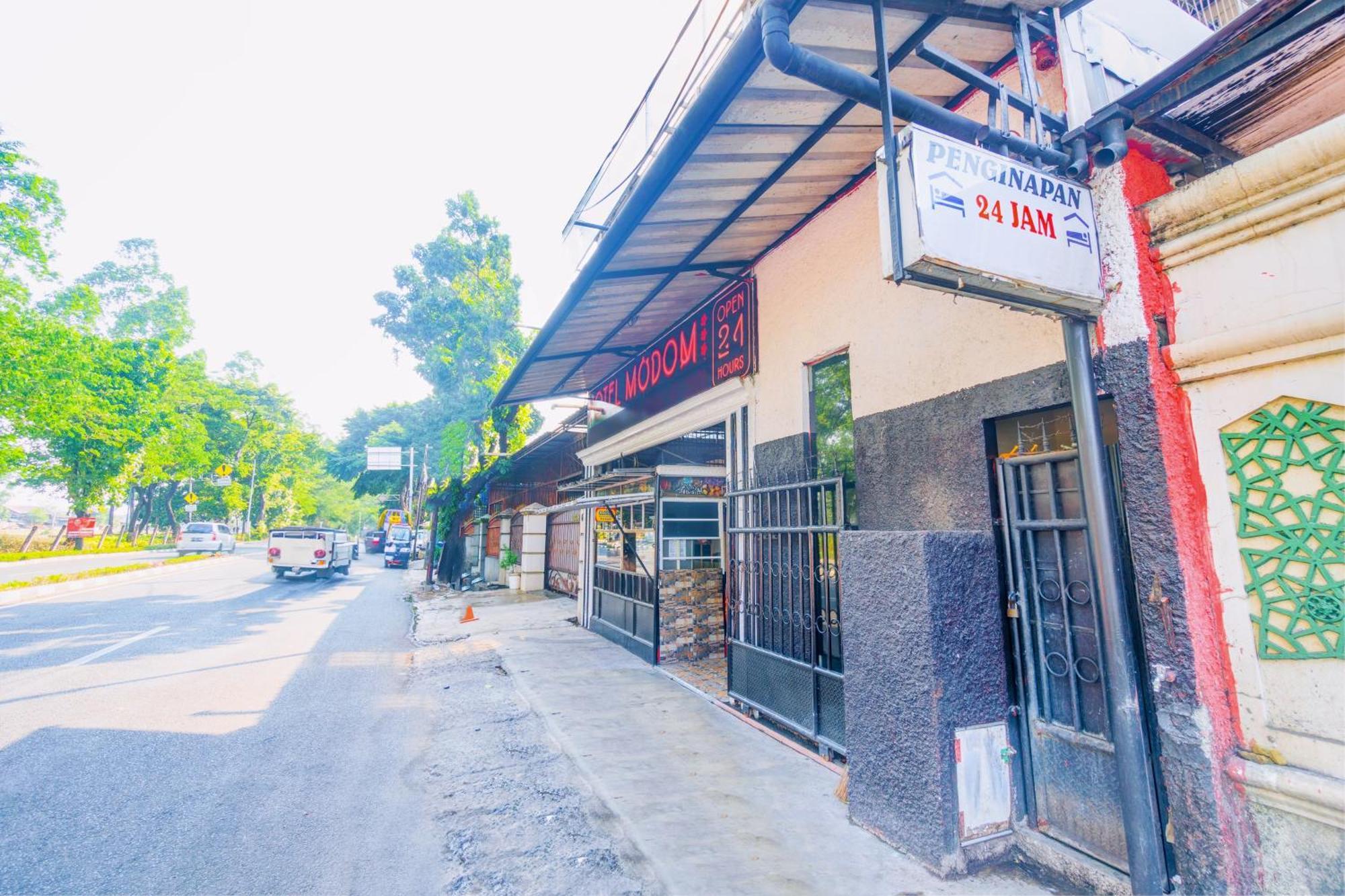Oyo 93132 Modom Homestay Near Rs Islam Jakarta Pondok Kopi Buitenkant foto