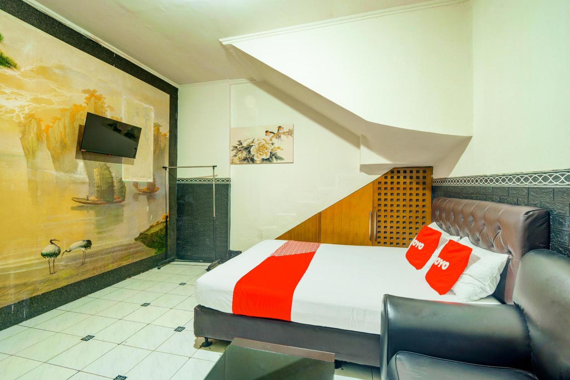 Oyo 93132 Modom Homestay Near Rs Islam Jakarta Pondok Kopi Buitenkant foto