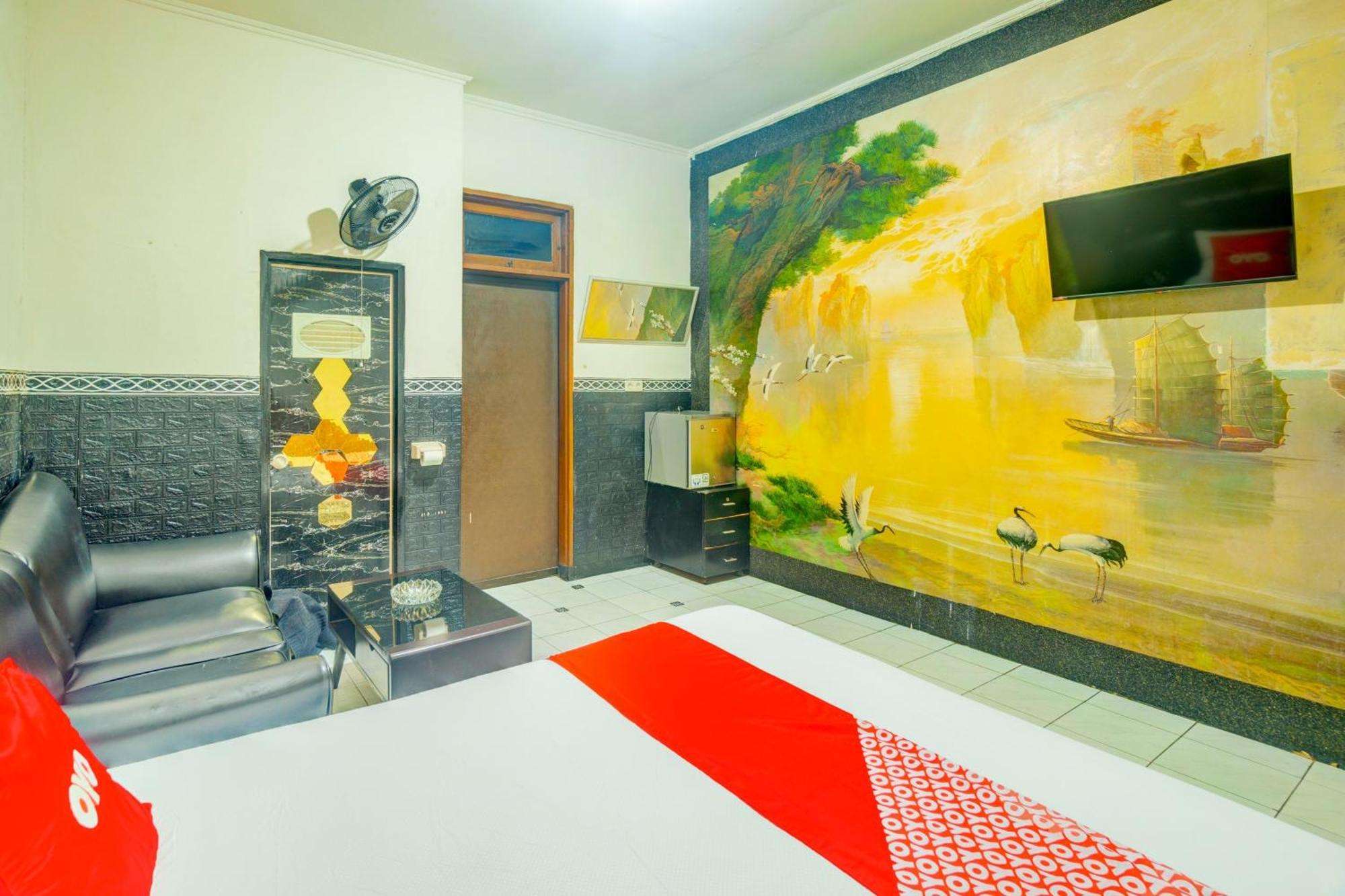 Oyo 93132 Modom Homestay Near Rs Islam Jakarta Pondok Kopi Buitenkant foto