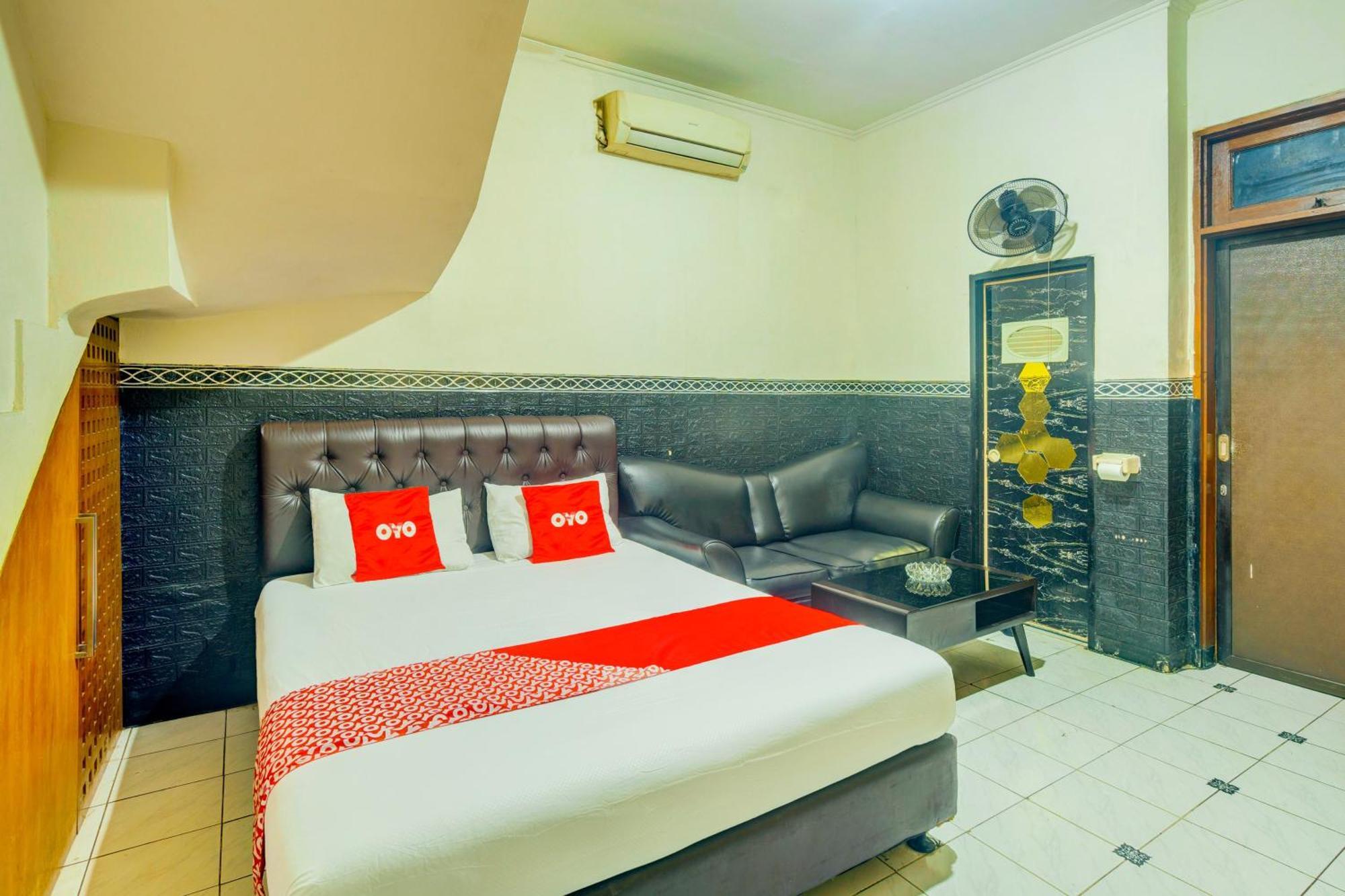 Oyo 93132 Modom Homestay Near Rs Islam Jakarta Pondok Kopi Buitenkant foto