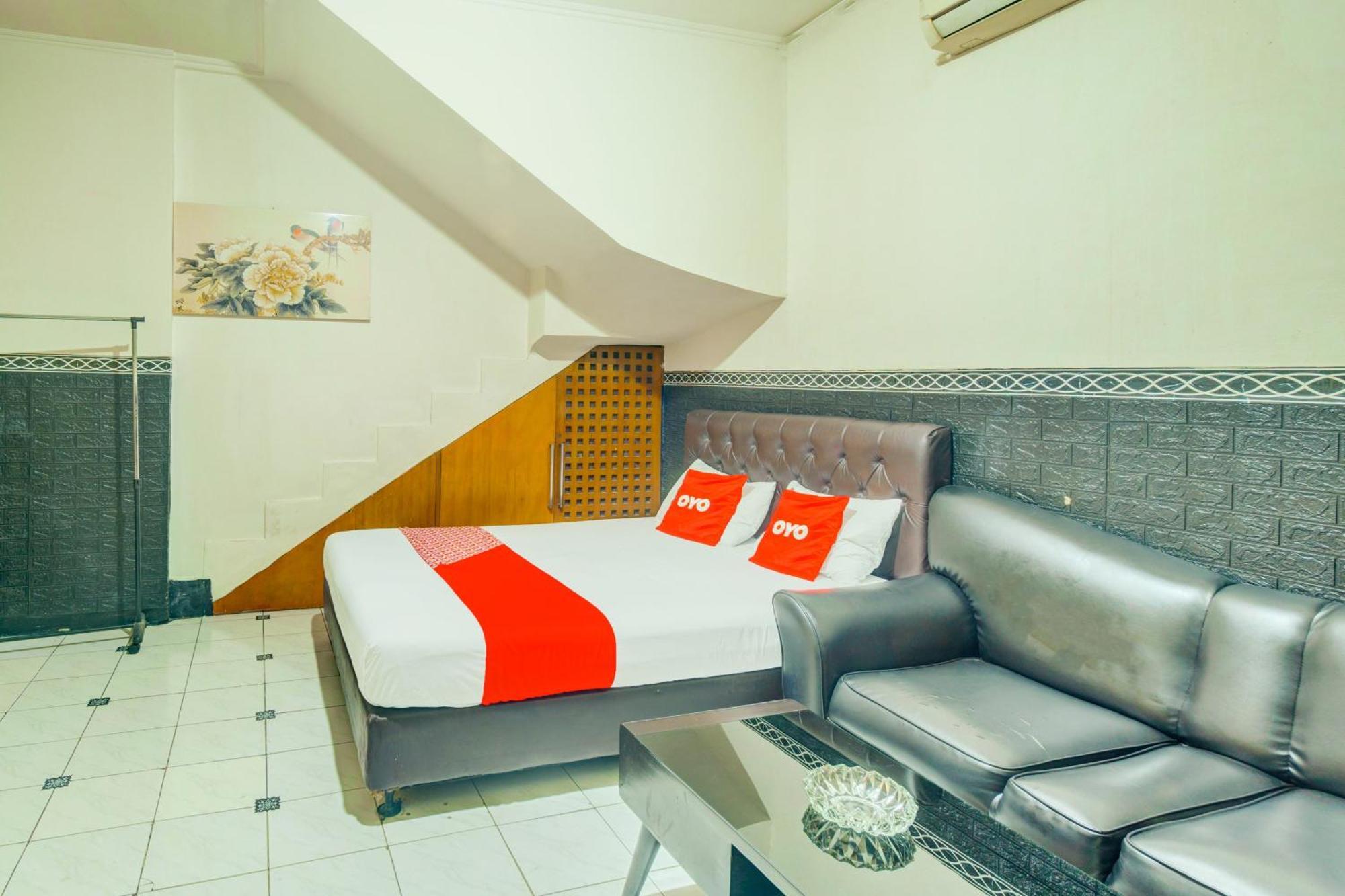 Oyo 93132 Modom Homestay Near Rs Islam Jakarta Pondok Kopi Buitenkant foto