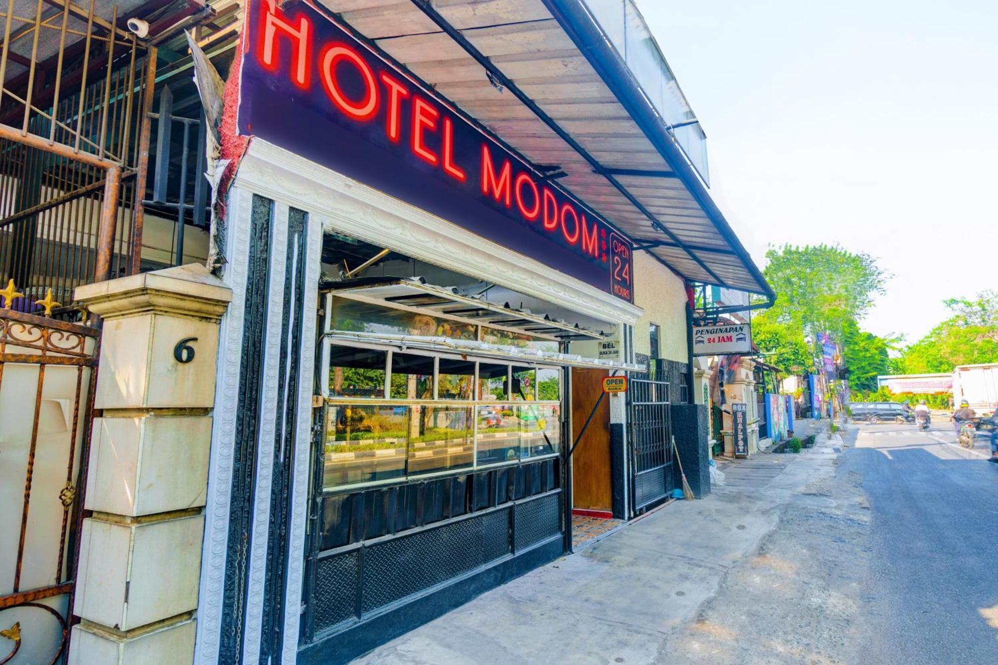 Oyo 93132 Modom Homestay Near Rs Islam Jakarta Pondok Kopi Buitenkant foto