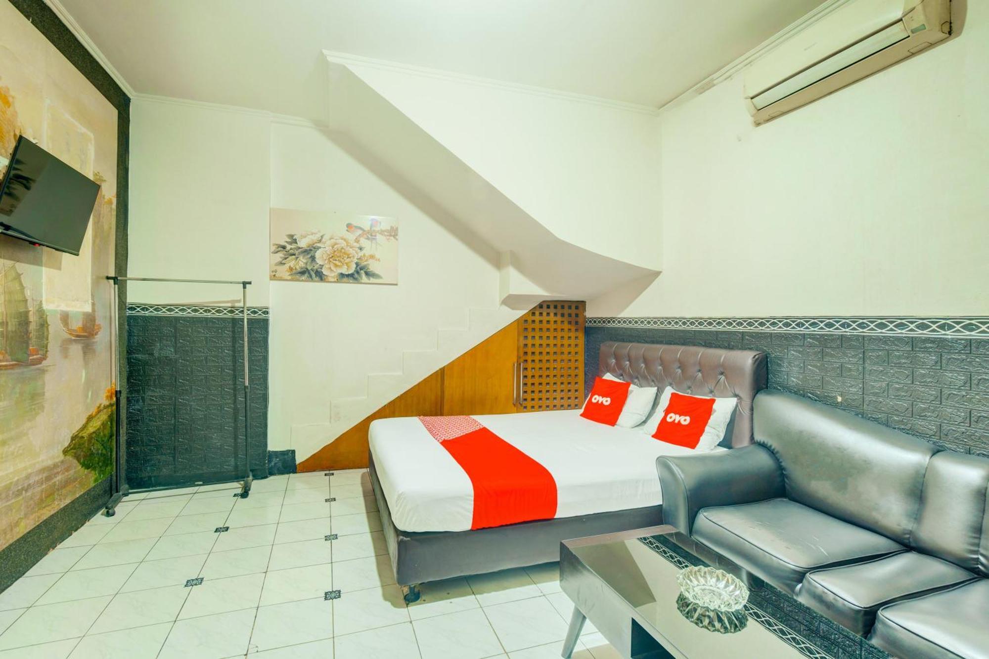 Oyo 93132 Modom Homestay Near Rs Islam Jakarta Pondok Kopi Buitenkant foto