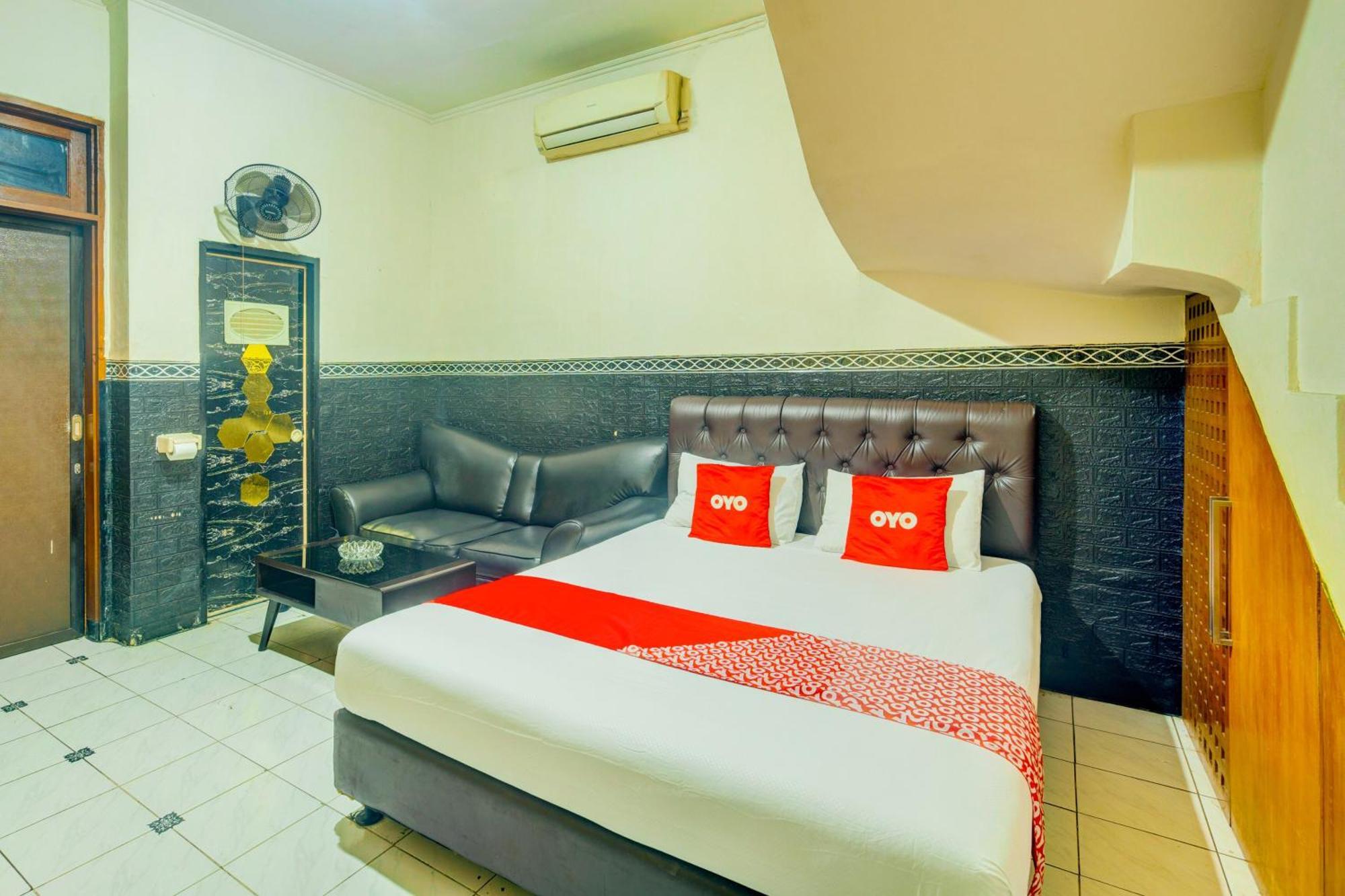 Oyo 93132 Modom Homestay Near Rs Islam Jakarta Pondok Kopi Buitenkant foto