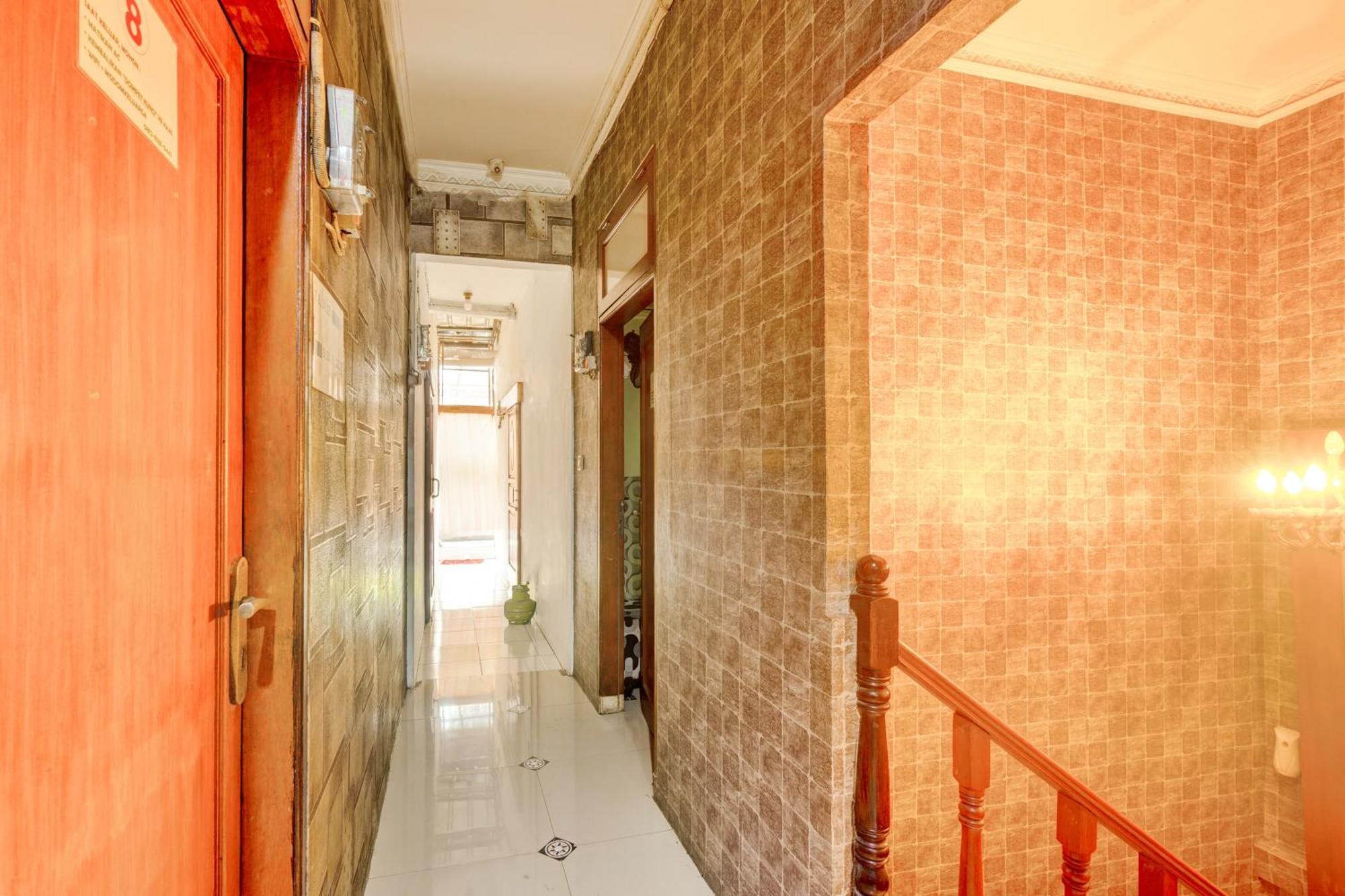 Oyo 93132 Modom Homestay Near Rs Islam Jakarta Pondok Kopi Buitenkant foto